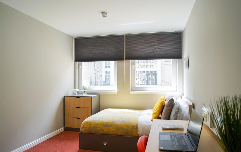 Roxburgh Place, Old Town, Edinburgh - Image 1